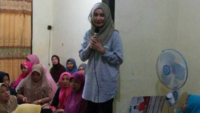 Ya'qud Ananda Gudban menyapa warga Kebalen Wetan. (Muhammad Choirul)