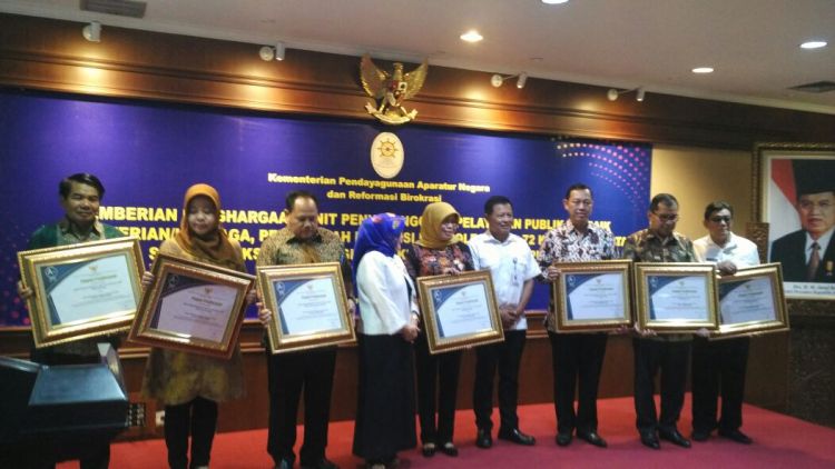 Sekretaris Daerah (Sekda) Kota Malang, Wasto (paling kiri), menerima penghargaan dari Kemenpan RB. (Istimewa)