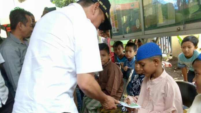 Wali Kota Malang, H Moch Anton, memberikan santunan kepada peserta khitan massal. (Istimewa)