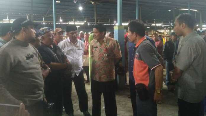 Eksekutif bersama legislatif menggelar inspeksi mendadak di tempat relokasi pedagang Pasar Blimbing. (Muhammad Choirul)