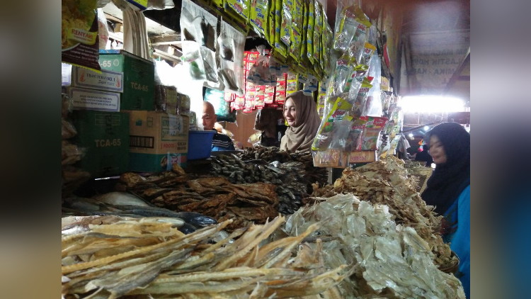 Ya'qud Ananda Gudban blusukan ke Pasar Blimbing. (Muhammad Choirul)