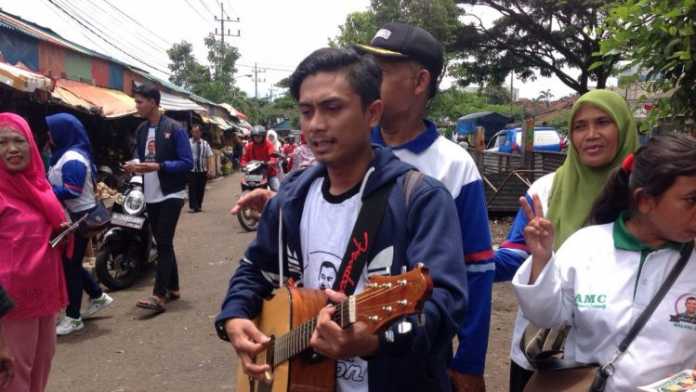 Anton gandeng pengamen jalanan sosialisasikan kampanye damai di pasar Blimbing Malang. (Lisdya Shelly)