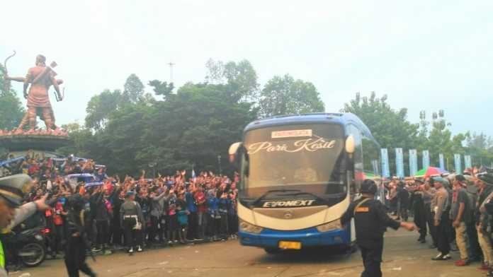 Aremania menyambut kedatangan bus yang mengantar Arema FC ke Stadion Manahan Solo. (Muhammad Choirul)