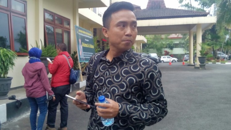 Subur Triono anggota DPRD Kota Malang fraksi PAN keluar dari Mapolres Batu, Rabu (7/2). (Aziz/ MVoice)