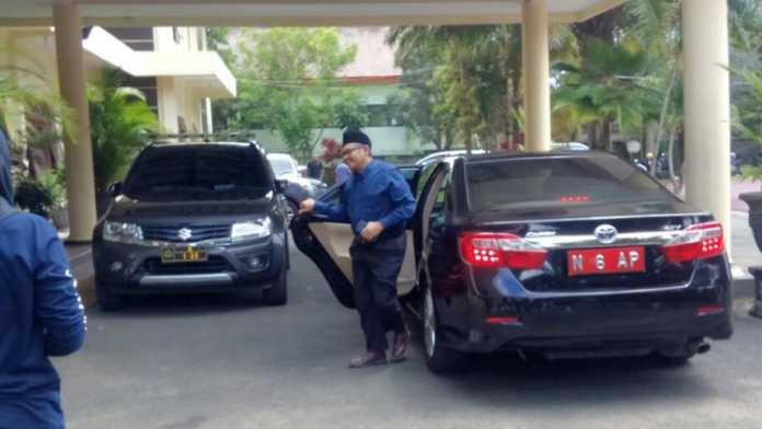 Wakil DPRD Kota Malang HM. Zainuddin tiba di Mapolres Batu, Rabu (7/2). (Aziz / MVoice)