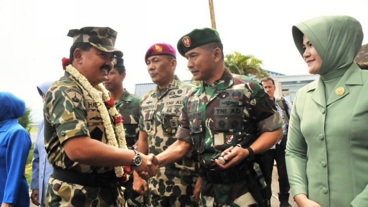Danrem 083 menyambut kedatangan Panglima TNI. (istimewa)
