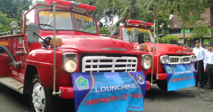 Wali Kota Malang, H Moch Anton, meluncurkan dua unit mobil Malang Firefighter City Tour. (Istimewa)