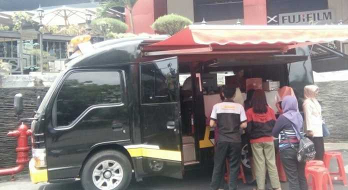 Warga menyerbu layanan yang dibuka BP2D Kota Malang di Matos. (Muhammad Choirul)