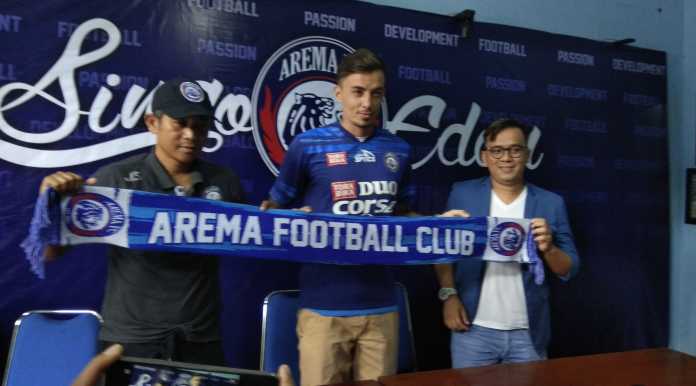 Rodrigo Ost Dos Santos saat diperkenalkan Arema FC. (deny rahmawan)