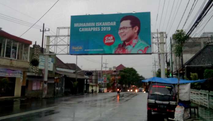 Bando reklame di Jalan Panglima Sudirman Kota Batu dengan foto Ketum PKB Muhaimin Iskandar. (Aziz / MVoice)