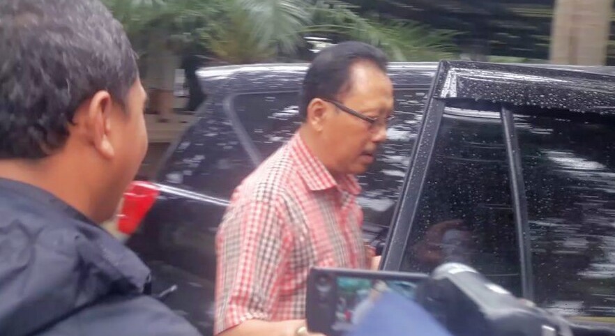 Mantan Sekretaris Daerah (Sekda) Kota Malang, Cipto Wiyono usai jalani pemeriksaan KPK di Mapolres Batu, Kamis (8/2). (Aziz / MVoice)