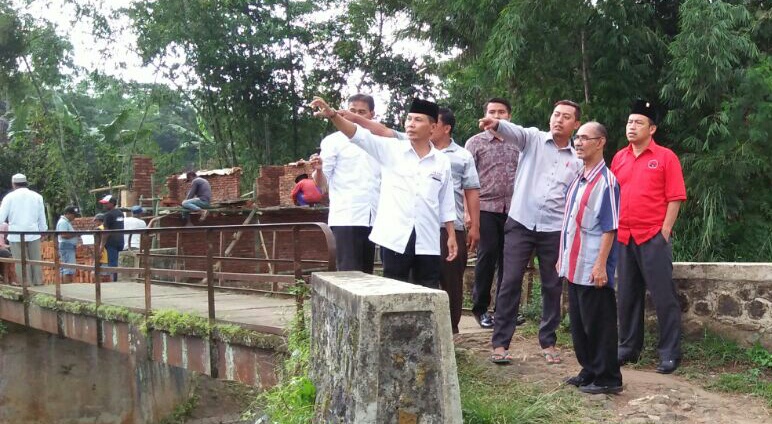 Calon Wakil Wali Kota Malang, Ahmad Wanedi, mengunjungi kawasan Kelurahan Wonoyoko, Kecamatan Kedung Kandang. (Muhammad Choirul)