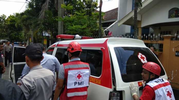 Korban dievakuasi dan polisi melakukan olah TKP. (deny rahmawan)