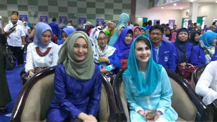 Duduk bersebelahan dengan Nanda, Arumi dikira calon walikota Malang. (Lisdya/MVoice).