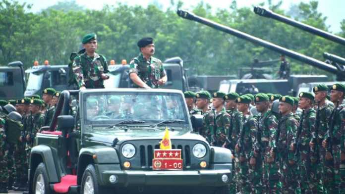 Panglima TNI Marsekal TNI Hadi Tjahjanto saat memimpin upacara Alih Kodal PPRC. (istimewa)