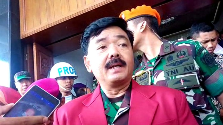Panglima TNI saat ditemui wartaan di doorstop usai memberikan pidato Wisuda UMM. (anja a)
