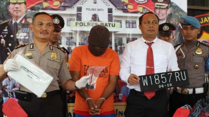 KJ pelaku pencuri modus congkel mobil saat ikuti gelar perkara di Mapolres Batu, Senin (19/2). (Aziz/ MVoice)