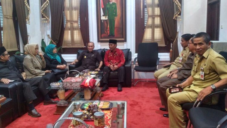 Pjs Wali Kota Malang, Wahid Wahyudi, mengunjungi pimpinan DPRD Kota Malang. (Muhammad Choirul)