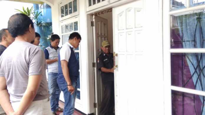 Polisi saat reka ulang pendobrakan pintu rumah Agus Samad. (Deny rahmawan)