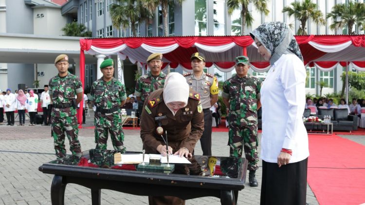 Wali Kota Batu Dewanti Rumpoko melakukan nota kesepahaman, di halaman parkir Balai Kota Among Tani, Rabu (21/2). (Diskominfo Kota Batu)