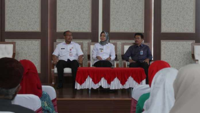 Wali Kota Batu Dewanti Rumpoko membuka sosialisasi tentang ormas dari Kemendagri di Balai Kota Among Tani, Rabu (21/2). (Aziz / MVoice)