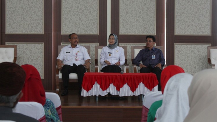 Wali Kota Batu Dewanti Rumpoko membuka sosialisasi tentang ormas dari Kemendagri di Balai Kota Among Tani, Rabu (21/2). (Aziz / MVoice)