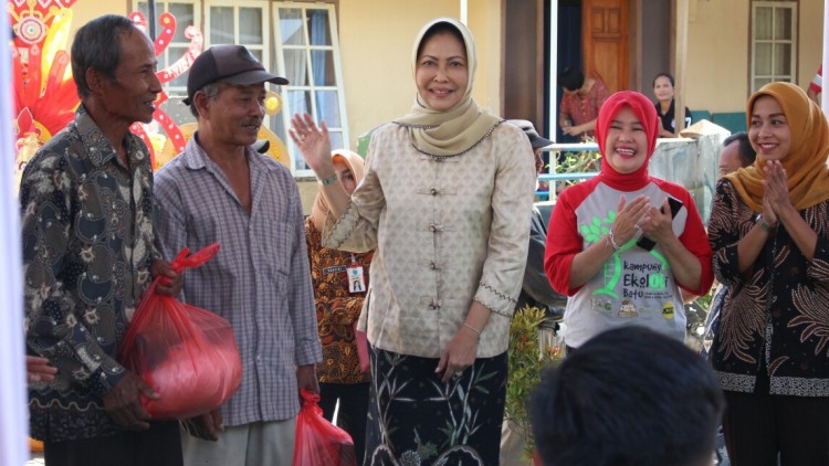 Wali Kota Batu Dewanti Rumpoko menghadiri perayaan setahun Kampung Ekologi Temas, Selasa (27/2). (Aziz / MVoice)
