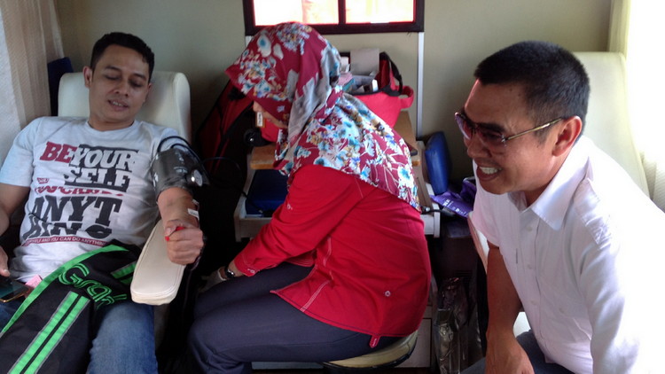 Anton saat meninjau ojol mendonorkan darahnya untuk membantu masyarakat Malang. (Lisdya Shelly/MVoice).