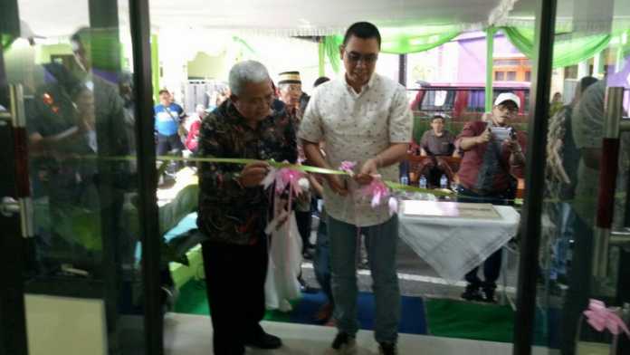 Wali Kota Malang, H Moch Anton, meresmikan gedung Balai RW 13 Tulusrejo. (Bagian Humas Pemkot Malang)