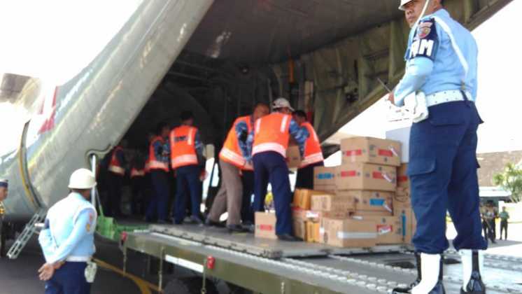 Petugas memasukkan bantuan kemanusiaan kedalam Pesawat (Toski)