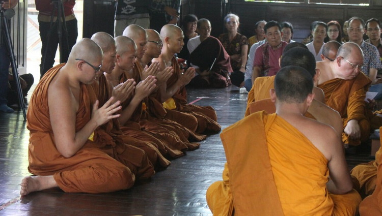 Enam Bhikkhu baru menjalani prosesi penasbihan di Uposathagara Padepokan Dhammadipa Arama, Kota Batu, Minggu (25/2). (Aziz / MVoice)