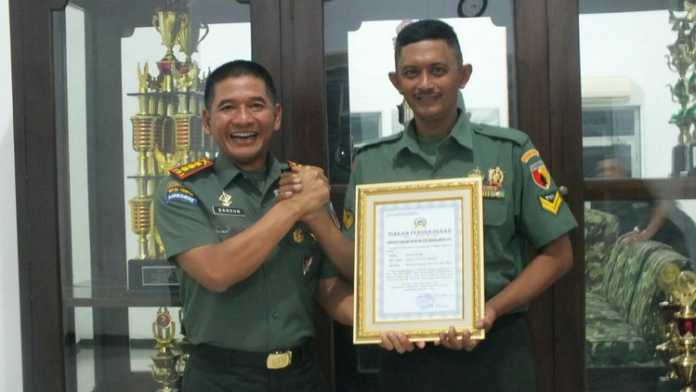 Danrem 083/Bdj Kolonel Inf Bangun Nawoko memberi apresiasi kepada Sertu Waki. (istimewa)