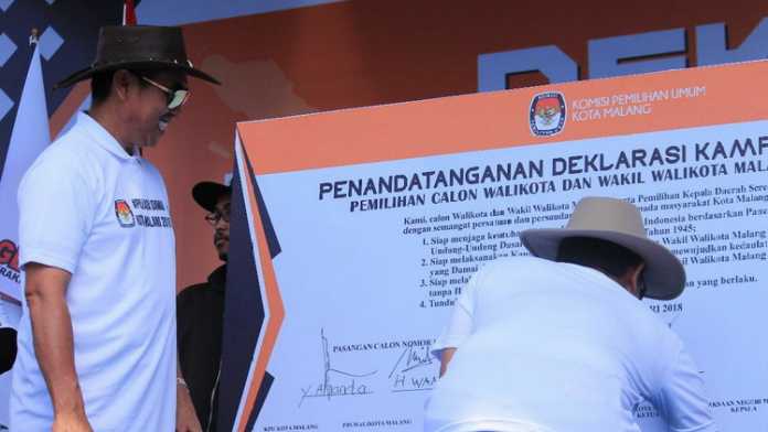 Pasangan Calon Wali Kota dan Wakil Wali Kota Malang nomor urut 2, H Moch Anton - Syamsul Mahmud, menandatangani deklarasi kampanye damai. (Istimewa)