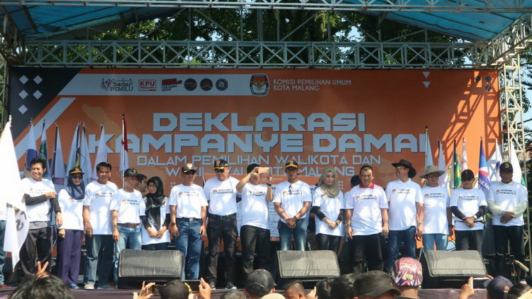 Suasana deklarasi kampanye damai di Jalan Ijen Kota Malang. (Muhammad Choirul)