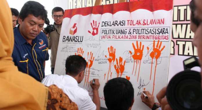 Simbolis cap lima jari dan tanda tangan deklarasi tolak dan lawan politik uang dan politisasi SARA parpol Kota Batu untuk Pilgub Jatim 2018, Rabu (14/2). (Aziz / MVoice)
