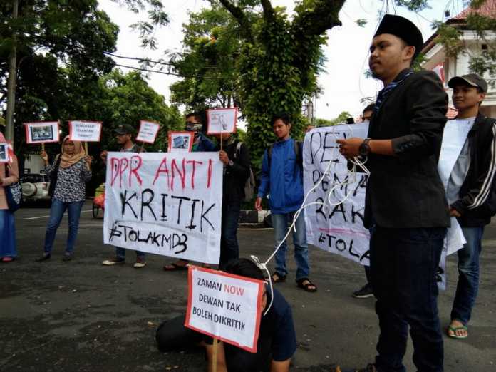 Malang Corruption Watch (MCW) menggelar unjuk rasa di depan Balai Kota Malang. (Muhammad Choirul) 