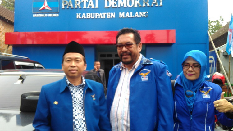Ketua DPC partai Demokrat didampingi Sekretaris DPC Kabupaten Malang (Toski).