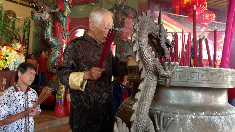 Endong Sujojo saat berdoa kepada Tuhan Yang Maha Esa di salah satu altar Kelenteng Eng An Kiong. (Lisdya/MVoice).