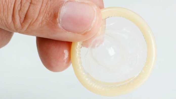 Ilustrasi kondom. (sciencealert.com)