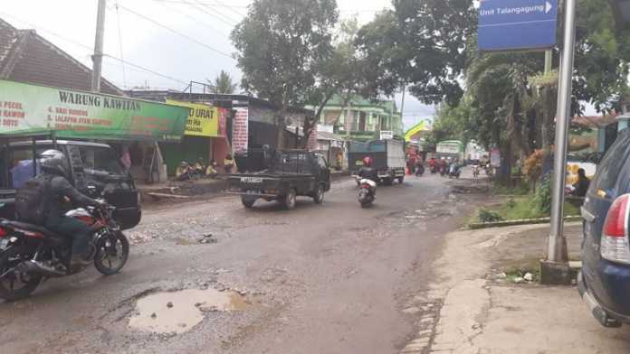 Salah Satu jalan rusak di Talangagung Kecamatan Kepanjen. (Istimewa)
