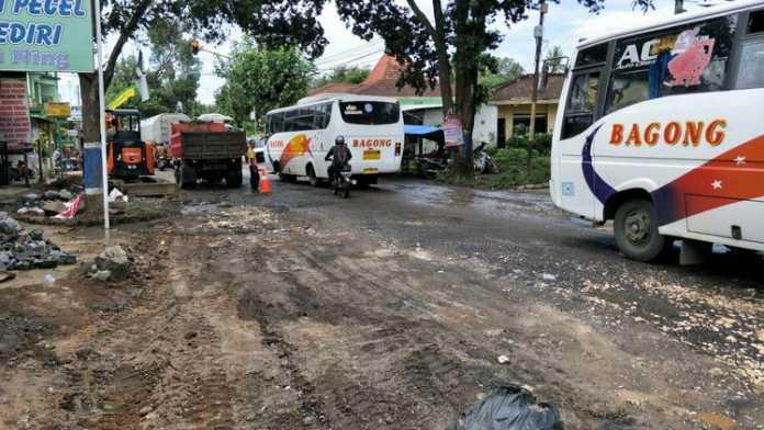Salah Satu jalan rusak di Jalan Talangagung, Kecamatan Kepanjen. (Istimewa)