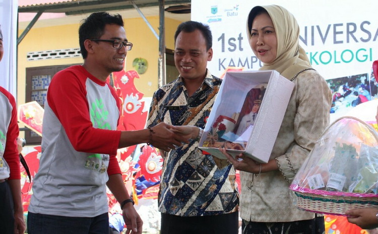 Wali Kota Batu Dewanti Rumpoko menerima cinderamata sayur organik dari Lurah Temas Bambang Hari Suliyan dalam perayaan hari jadi ke-1 Kampung Ekologi Temas, Senin (27/2). (Aziz / MVoice)