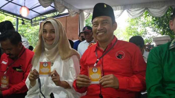 Pasangan Ya'qud Ananda Gudban dan Ahmad Wanedi saat mendaftar di KPU Kota Malang. (Muhammad Choirul)