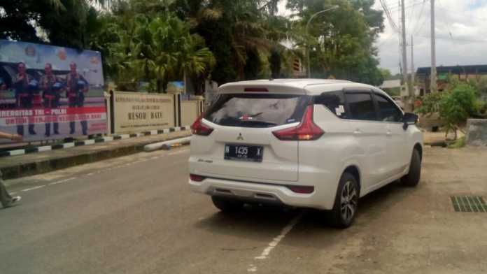 Mobil anggota DPRD Kota Malang, Muhammad Fadli bergegas keluar dari Mapolres Batu, Selasa (6/2). (Aziz / MVoice)