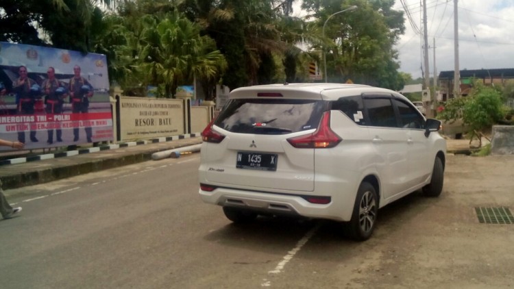 Mobil anggota DPRD Kota Malang, Muhammad Fadli bergegas keluar dari Mapolres Batu, Selasa (6/2). (Aziz / MVoice)