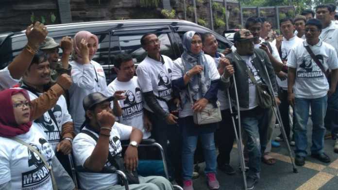 Calon Wali Kota Malang, Ya'qud Ananda Gudban, menemui para pendukungnya usai penetapan oleh KPU. (Muhammad Choirul) 