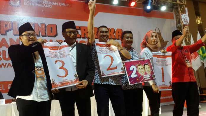 Para Paslon Wali Kota dan Wakil Wali Kota Malang menunjukkan hasil undian nomor urut. (Lisdya) 