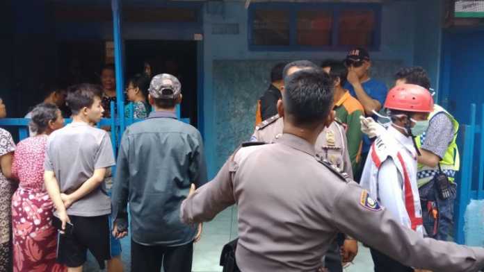 Polisi saat melakukan evakuasi dan olah TKP. (istimewa)