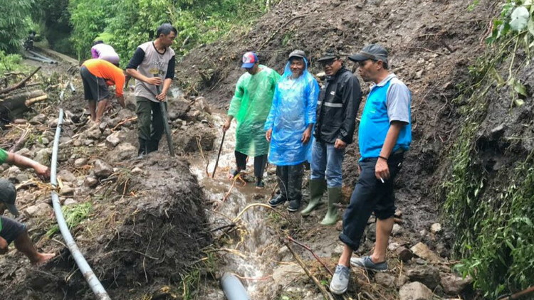 Pipa PDAM dan Hipam dari Sumber Darmi putus terdampak longsor, Jumat (2/2). (istimewa)