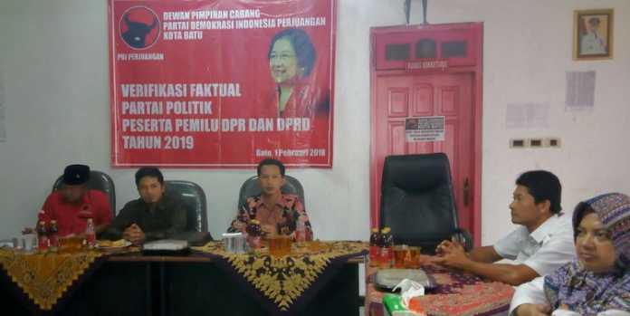 KPU Kota Batu verifikasi faktual parpol peserta Pileg 2019 di kantor DPC PDI Perjuangan Kota Batu, Kamis (1/2). (Aziz / MVoice)
